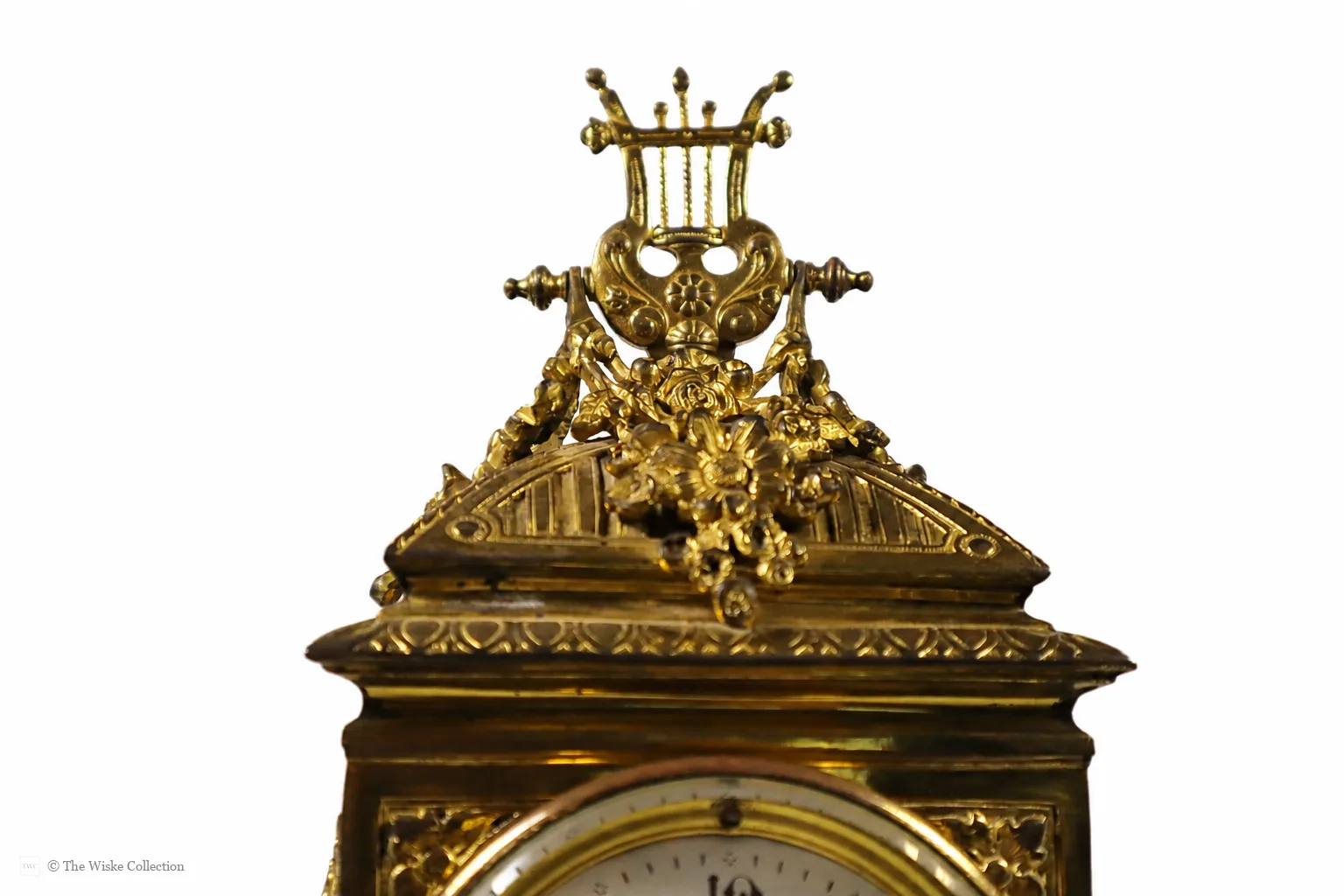 Early 20th-century Neoclassical brass mantel clock with white enamel dial, French timepiece movement and recoil anchor escapement; case crowned by lyre finial, trailing garlands and wreaths, on scroll feet thumbnail 3