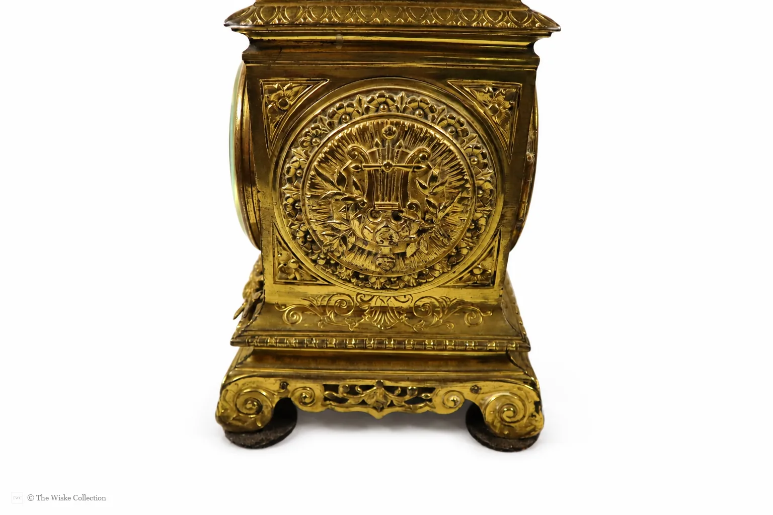 Early 20th-century Neoclassical brass mantel clock with white enamel dial, French timepiece movement and recoil anchor escapement; case crowned by lyre finial, trailing garlands and wreaths, on scroll feet thumbnail 5